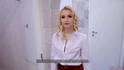 年輕的女大學生和他的朋友背叛了她的男朋友| POV 和暨在她的陰戶內!